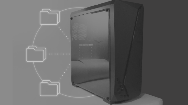 Mulher trabalhando em um computador protegido